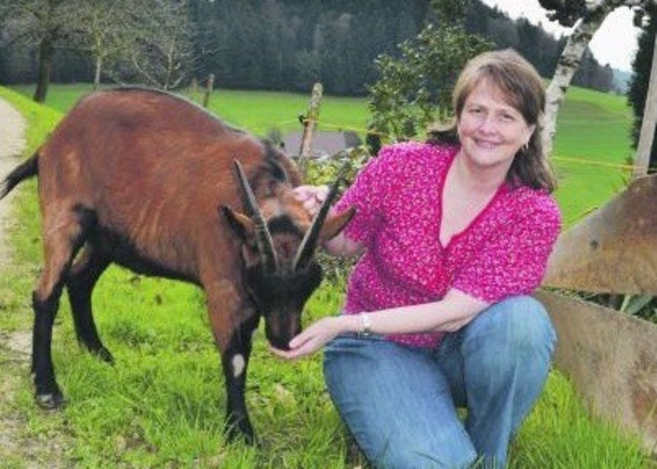 Marianne Scheidegger-Roth ist gern fröhlich. Beim Einfangen der Ziege fürs Foto wurde viel gelacht. (Bild Renate Bigler-Nägeli)