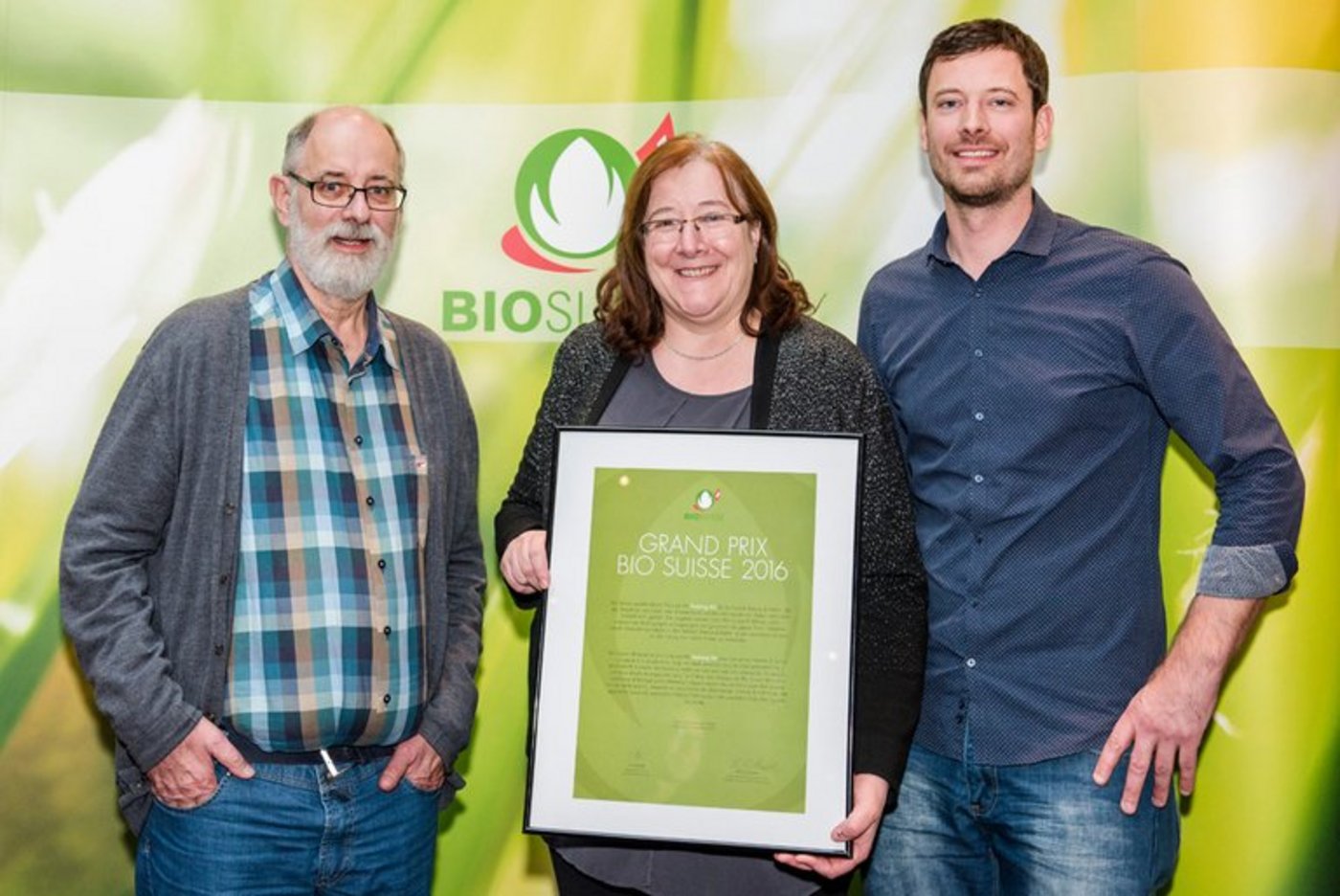 Im Rahmen der DV erhielt die Firma Hosberg (v.l. Alfred, Esther und Jonas Reinhard) für ihr Projekt «Henne & Hahn». (Bild Bio Suisse)
