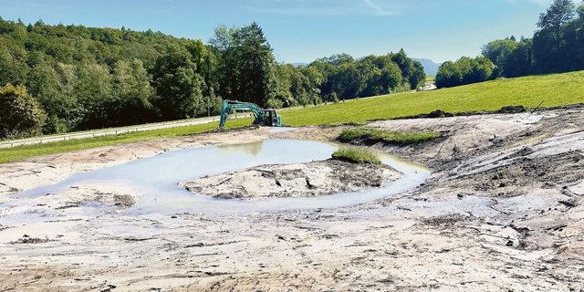 An diesem vorher landwirtschaftlich genutztem Standort entsteht ein Amphibientümpel. Vorher stand dort ein kleiner, nicht mehr genutzter Schopf, der abgerissen wurde. 