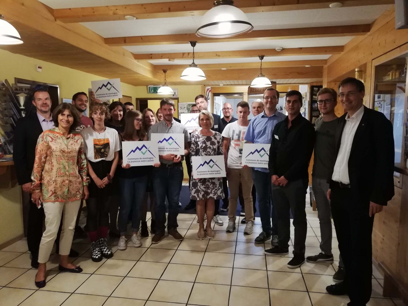 Die Delegationen der ausgezeichneten Bergdörfer. (Bild zVg)