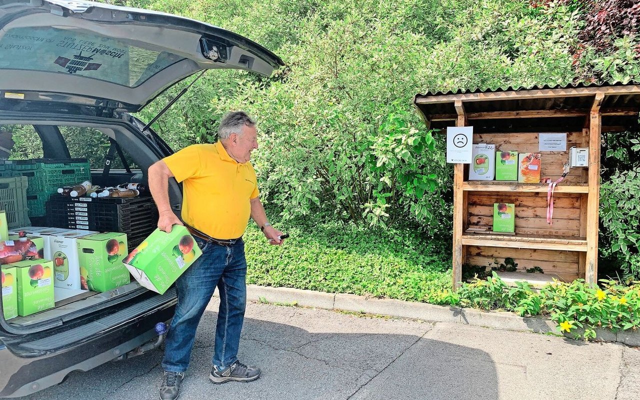 Auffüllen von «Bag in Box»-Most in einem der zwölf offenen Mosthüsli in der Region um Küssnacht. 