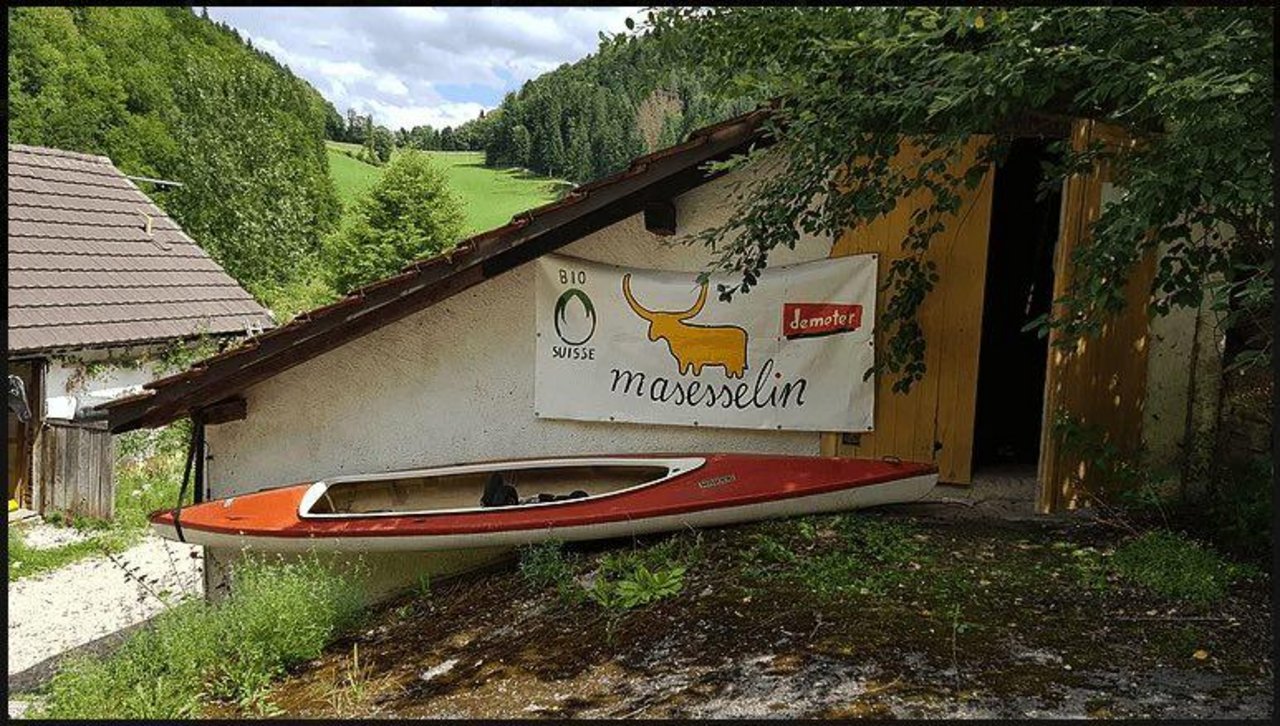 Der Hof Masesselin ist abgelegen in einem Naturschutzgebiet gebaut. (Bild masesselin.ch)