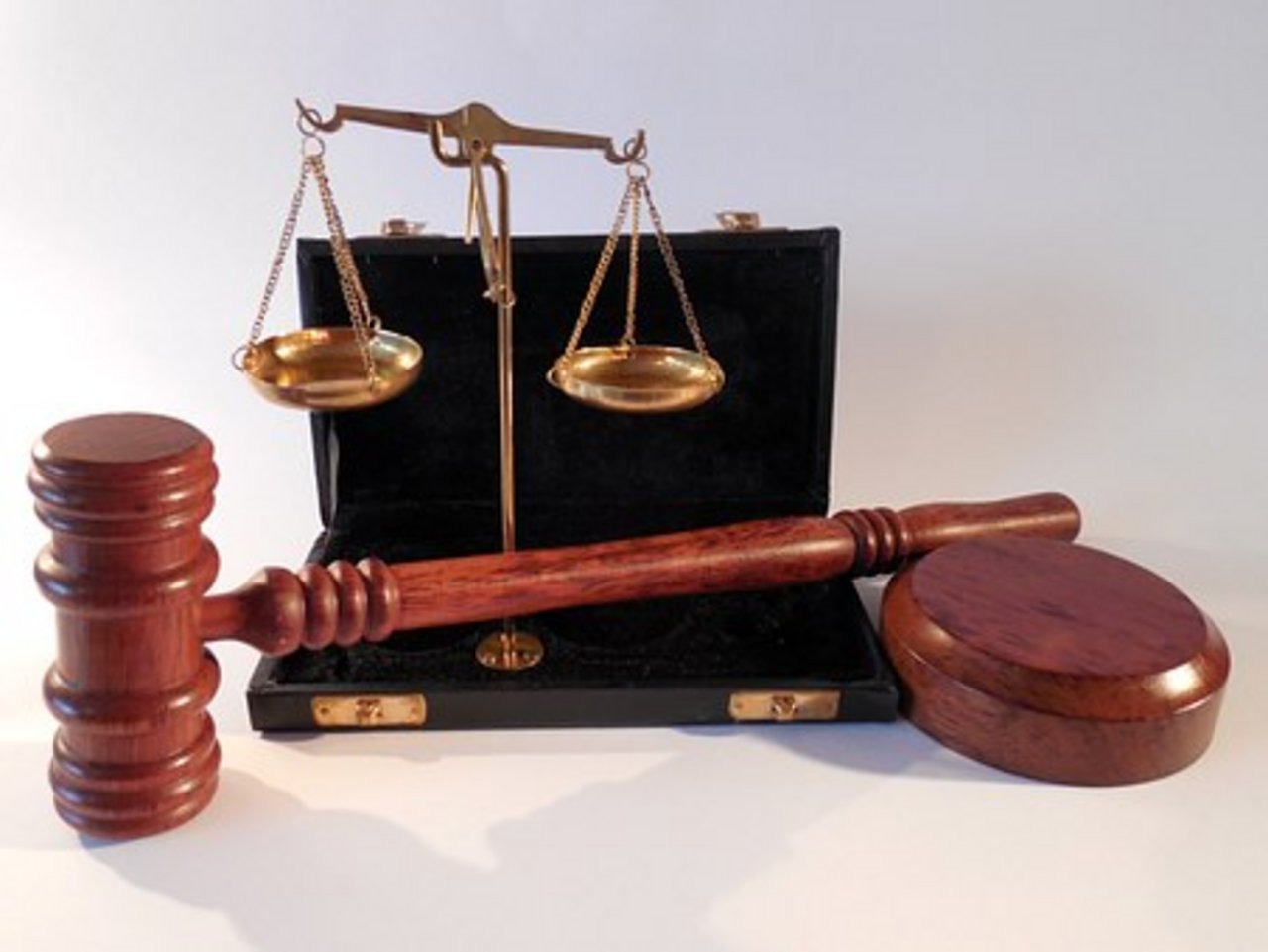 Der angeklagte Käser wirft vor Gericht alle Vorwürfe zurück. (Symbolbild Shutterstock)