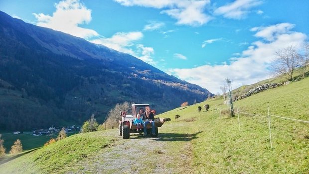 Klein und Gross packen für die Bergsolawi in Sumvitg (Graubünden) an. (Bild ly)