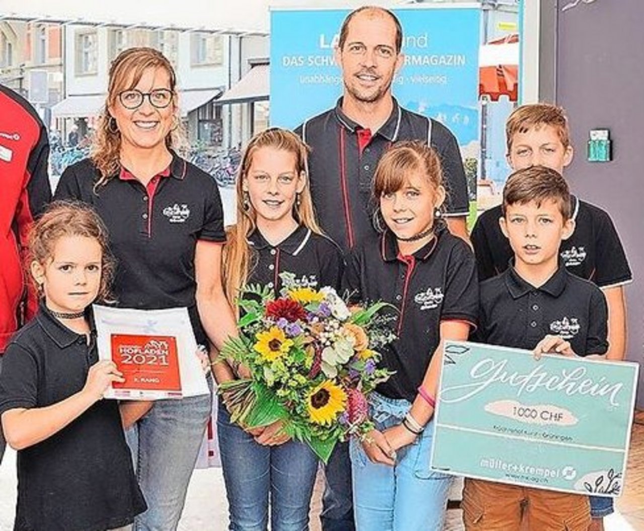 Sara und Adrian Kunz mit ihren fünf Kindern an der Preisverleihung des Hofladen-Wettbewerbs 2021. Ihr Früchtehof-Lädeli überzeugte die Jury.