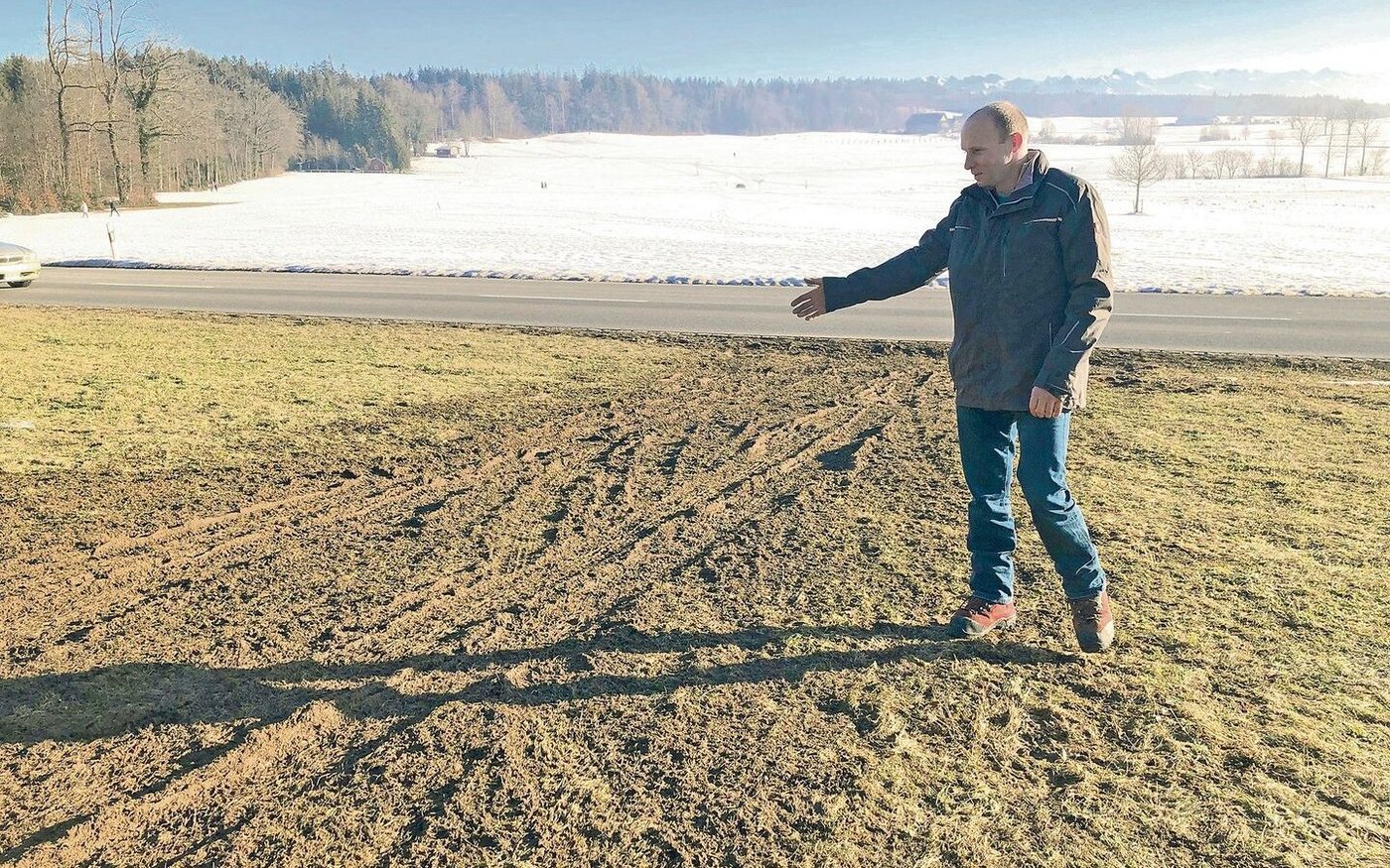 Stefan Bütler zeigt auf die durch das Parkieren im Winter beschädigte Fläche. 