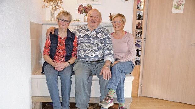 Fritz und Eva Wälchl Fritz und Eva Wälchli mit ihrer ältesten Tochter Monika Neuenschwander. Sie erzählen, wie es früher auf der Wäckerschwend war, als das Bauern noch ganz anders war.