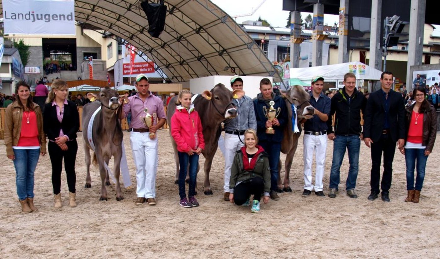 Felder’s BS Blooming Franz Felder, Marbach LU, Pascal Felder siegte im Olma Jungzüchter-Wettbewerb. Zur Vize-Champion wurde Immenberg BS Pauer Giubiasca, Hans Keller, Schönholzerswilen TG, geführt Marco Müller gekürt. Die Honorable Mention heisst Jongleur Juliana, Roland Gwerder, Ried Muotathal, geführt von Daniel Kälin.