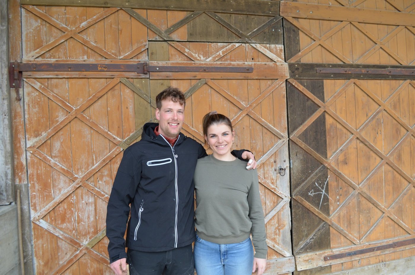Simon Stiefel mit Partnerin Rebecca Näf. Er bewirtschaftet den Hof in einer Generationengemeinschaft.(Bild Daniel Thür)