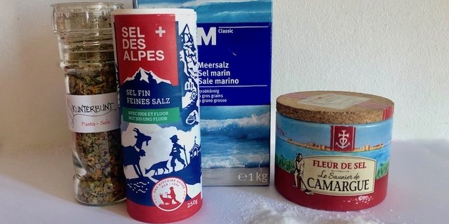 Es gibt eine grosse Auswahl an Salzen. Spezialsalze sind nicht gesünder, wirken durch ihre unterschiedlichen Farben und Formen geschmackssteigernd. Schlussendlich kommt es aber auf die Menge an. (Bild Esther Thalmann)