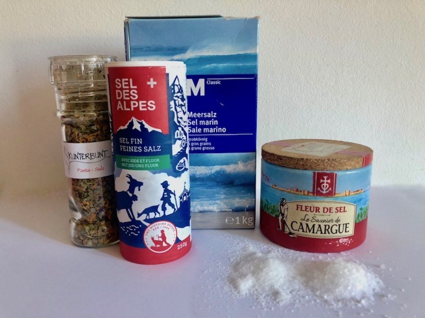 Es gibt eine grosse Auswahl an Salzen. Spezialsalze sind nicht gesünder, wirken durch ihre unterschiedlichen Farben und Formen geschmackssteigernd. Schlussendlich kommt es aber auf die Menge an. (Bild Esther Thalmann)