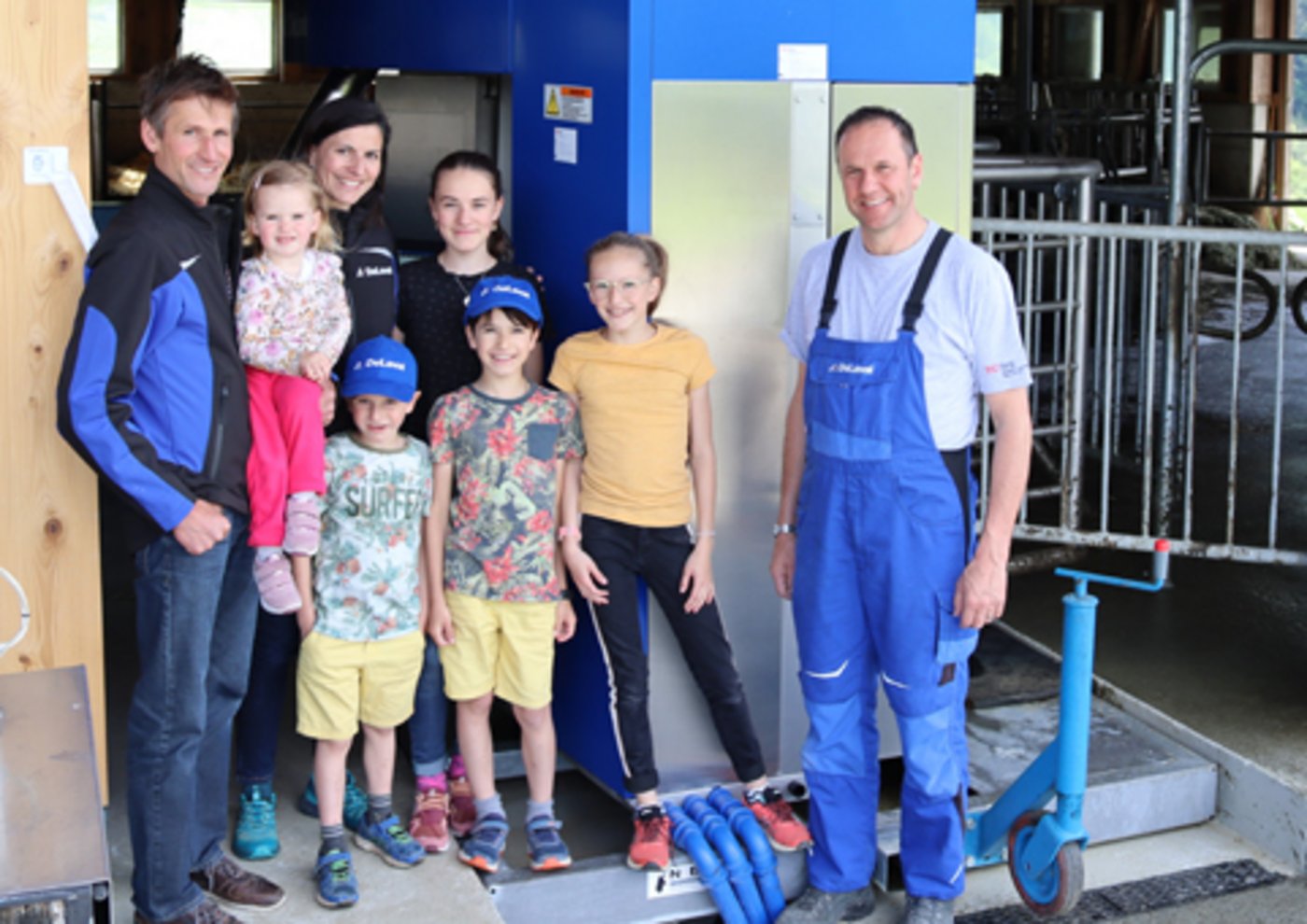 Peter und Carla Zumbühl mit ihren Kindern und DeLaval-Händler Bruno Christen. (Bild pd)