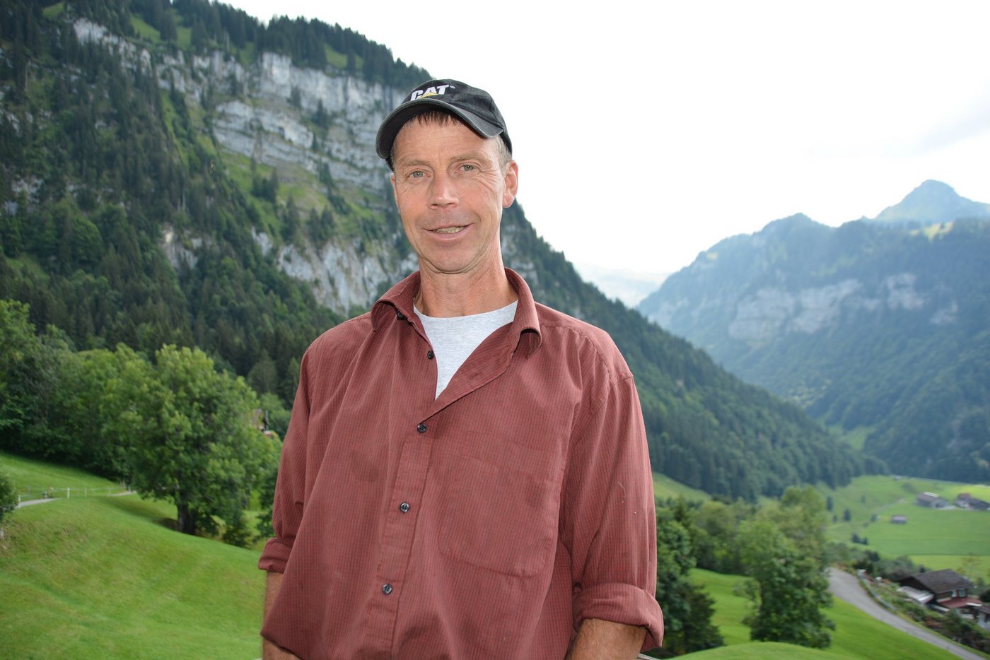 Ruedi Fässler auf seinem Hof Neugut, hoch über Unteriberg. (Bilder Josef Scherer)