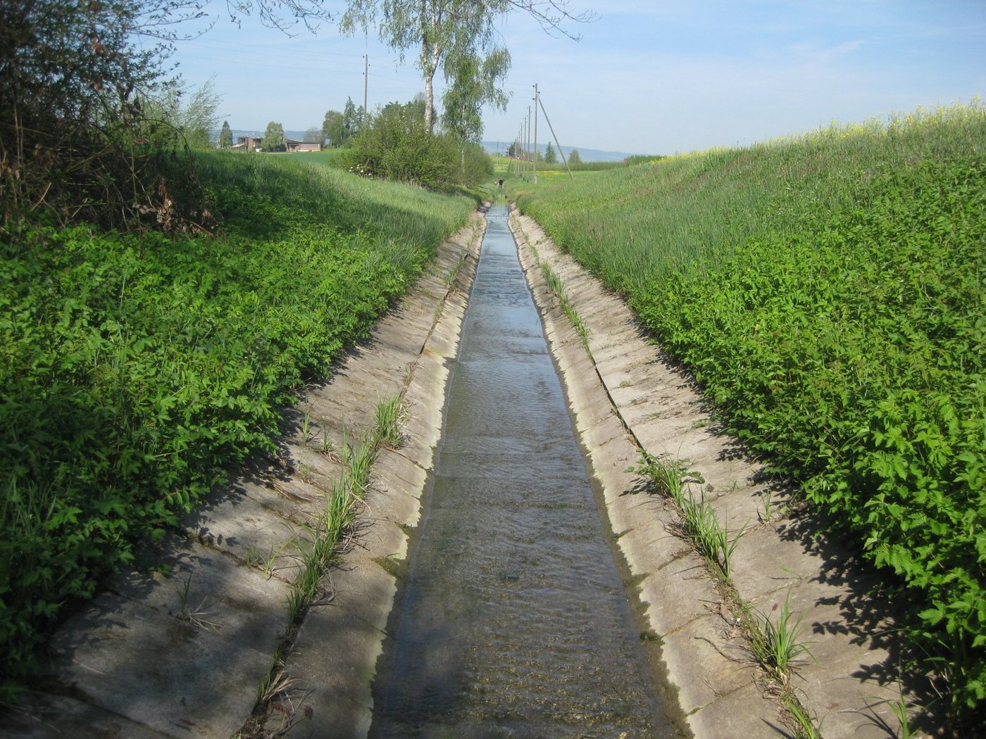 Kanalisierter Tobelbach, wo künftig ein See geplant ist.
