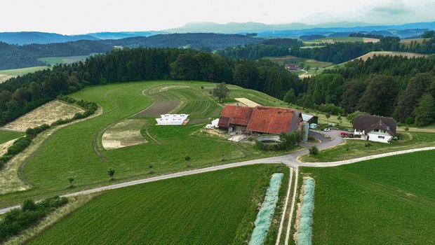 Auf dem Luftbild vom Juni 2023 sind die geschwungenen Gemüsefelder gut erkennbar. Auf dem Hof selbst ist ein Speicherbecken für Dach- und von der Ackerfläche abfliessendes Regenwasser geplant.