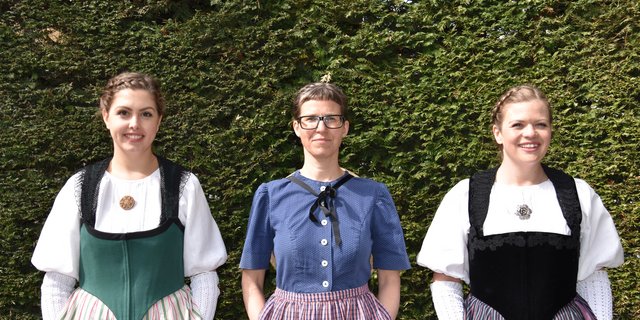 Die drei Redaktionsmitglieder sind bereit für den Tag der Tracht. (Bilder BauernZeitung)