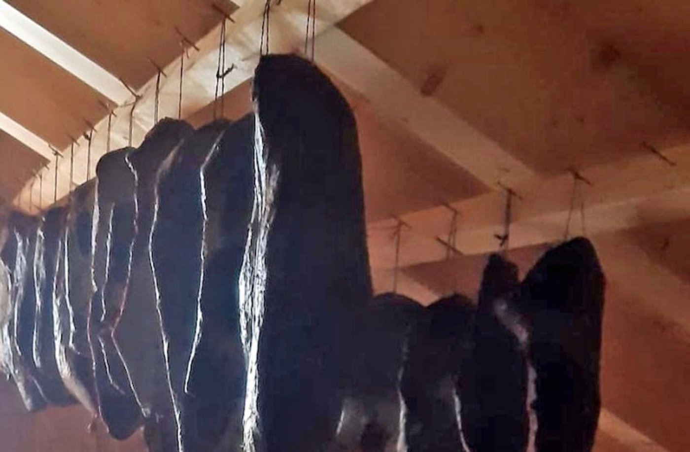 Tigets trocknen nach dem Anräuchern im Estrich an der Luft. (Bild Familie Brand)