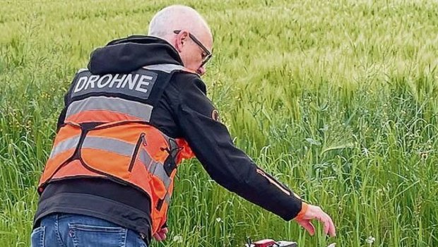 Sie leisten wichtige Arbeit für Natur und Landwirtschaft: ein Drohnenpilot beim Einsatz auf dem Feld.