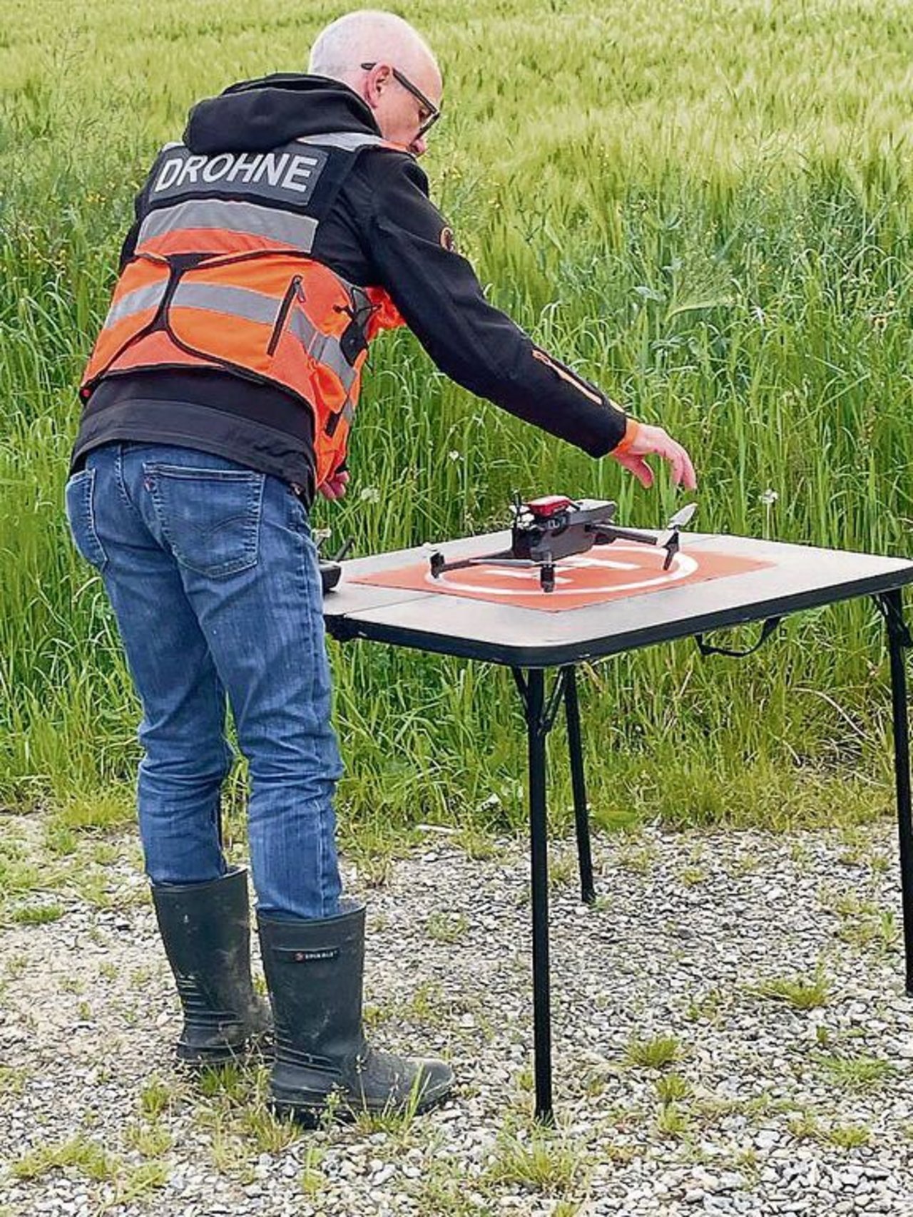 Sie leisten wichtige Arbeit für Natur und Landwirtschaft: ein Drohnenpilot beim Einsatz auf dem Feld.