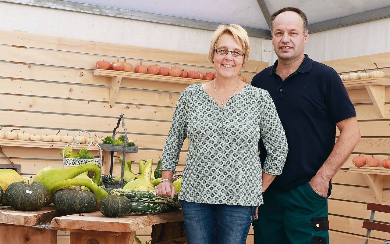 Barbara und Hansruedi Hunziker bieten ein Einkaufserlebnis im Hofladen und im Verkaufszelt – seit 25 Jahren. 