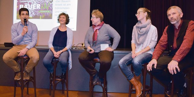 Tobias Kraft, Daniela Lobsiger, Moderatorin Maja Grunder, Franziska Schär und Köbi Hug (v.l.n.r.) tauschten ihre Erfahrungen aus. (Bild Stefanie Giger)