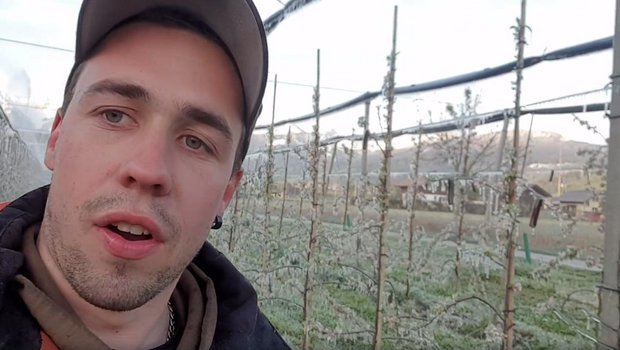 Marco Messerli schützt seine Kulturen für eine knackige Ernte, wie er im Video sagt. (Bild Screenshot Facebook Marco Messerli)