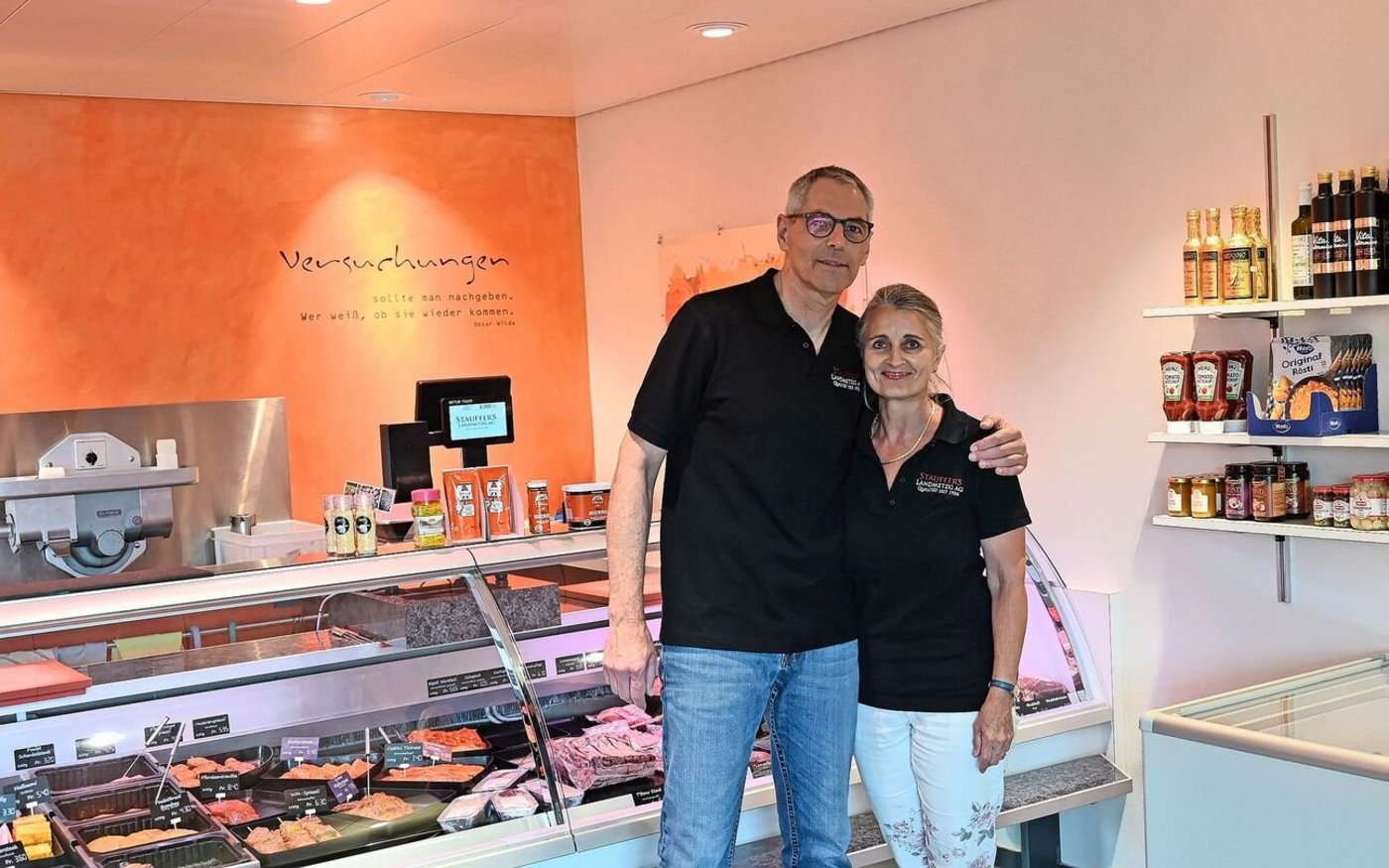 Claudio und Ursula Stauffer sind stolz auf den Familienbetrieb, den es seit 71 Jahren gibt. Zum 70-jährigen Jubiläum spendeten sie zusammen mit einem Berufskollegen den Schwingfestmuni des Emmentalischen 2024. 