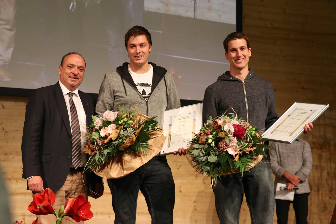 Die ausgezeichnete Jungunternehmer: Ramon Staubli (Mitte) und Martin Spillmann (rechts) mit Landwirtschaftsdirektor Markus Dieth.