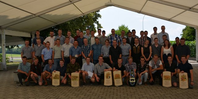 Die beiden EFZ-Klassen des diesjährigen Jahrgangs. (Bilder Franziska Jurt)