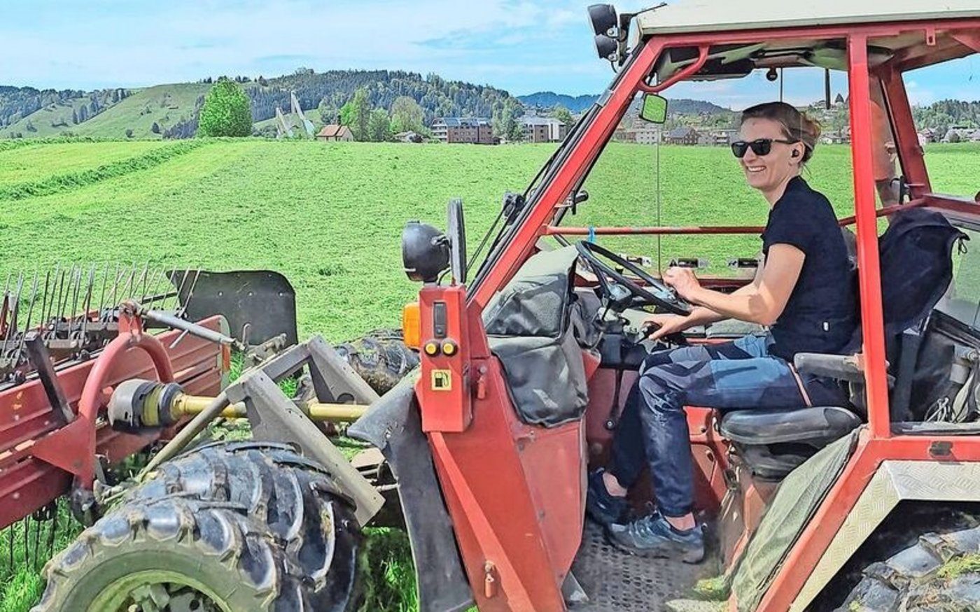 Daniela Horath beim Silieren auf dem Lehrbetrieb; ihr gefällt die abwechslungsreiche Arbeit. 