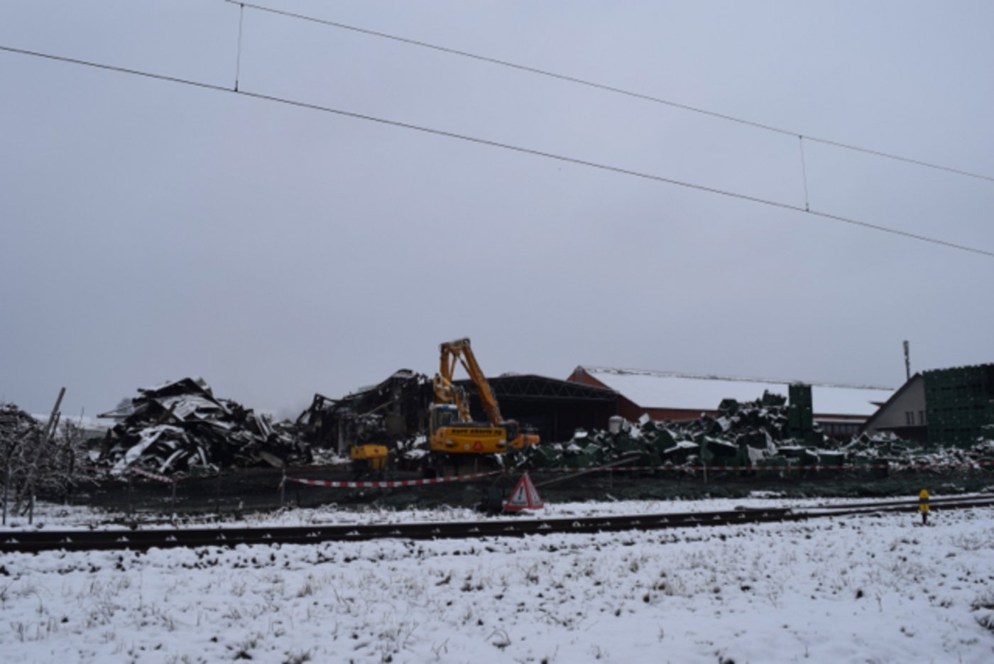 Bereits laufen Aufräumarbeiten am Brandort. 