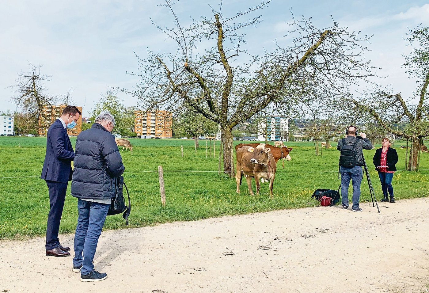 Biobäuerin Angela Spiess (r.) beim Video-Interview auf dem Grundhof, währenddem sich Kantonsrat Urs Brücker und Ständerat Damian Müller (l.) auf ihre Statements vorbereiten. (Bild Josef Scherer)