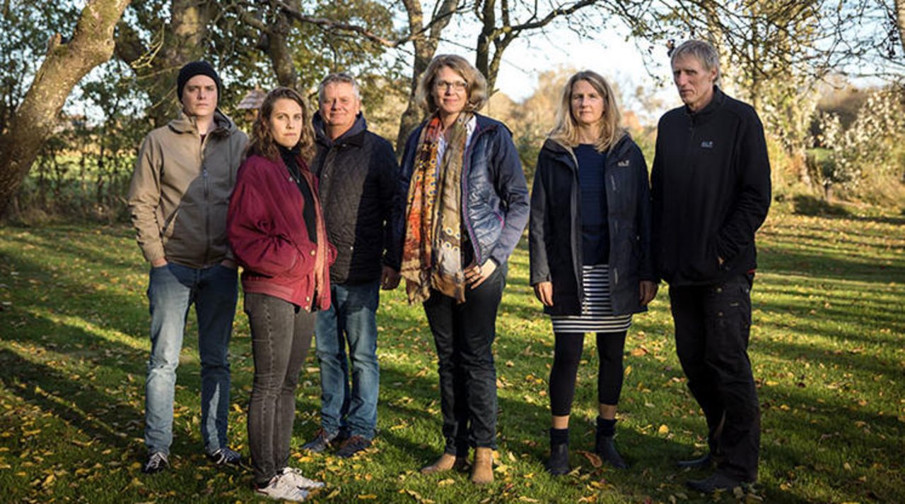 Die Klimakläger: Links Familie Blohm aus dem Alten Land bei Hamburg, rechts die Backsens von Pellworm, in der Mitte Rechtsanwältin Roda Verheyen. (Bild Greenpeace)