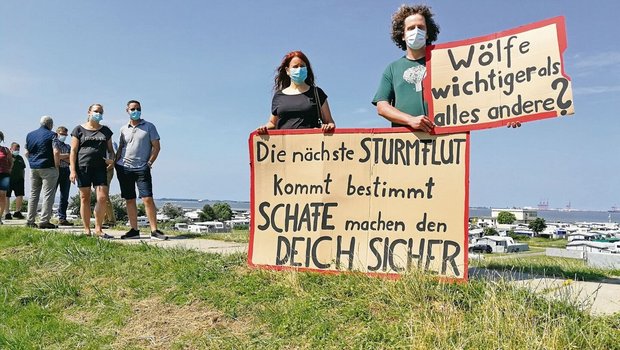 Jutta und Dirk demonstrieren zusammen mit anderen besorgten Bauernfamilien für ein «echtes» Wolfsmanagement auf dem Deich im norddeutschen Butjadingen.