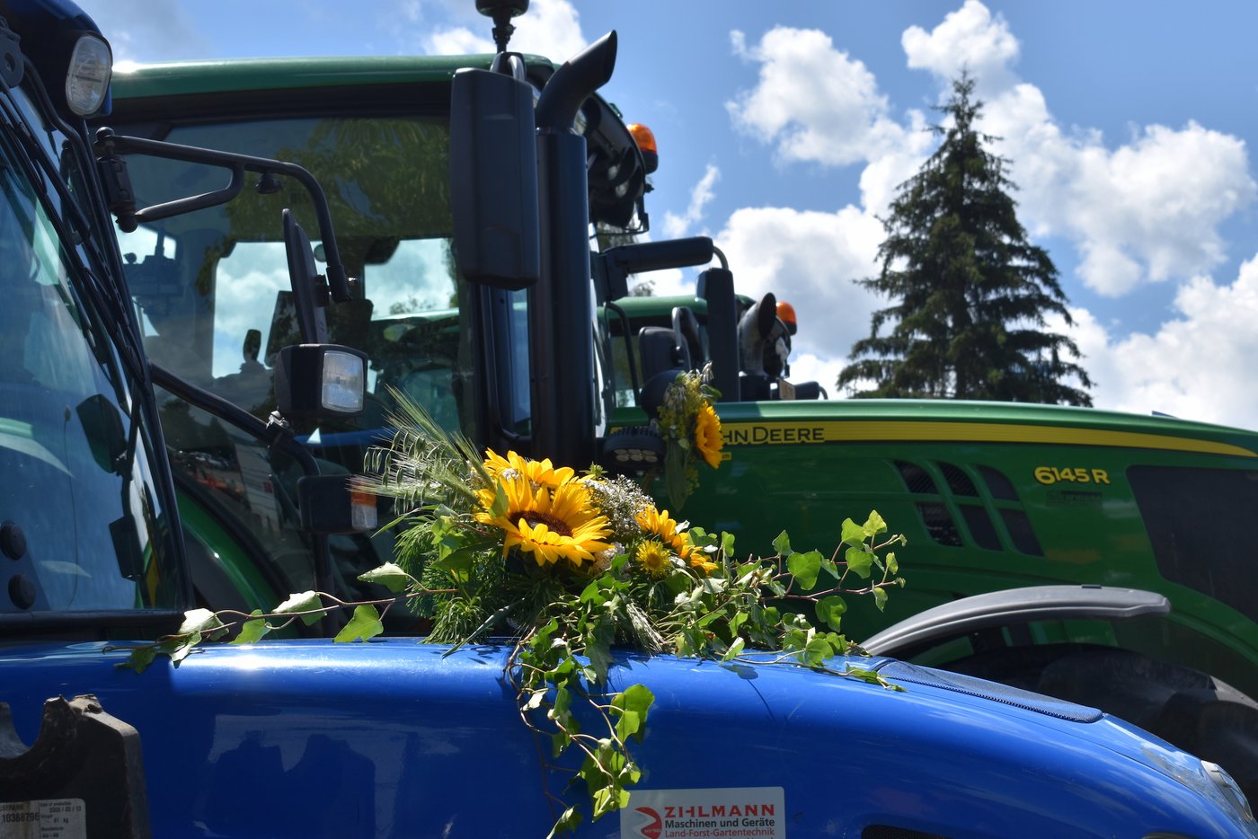 Einige Absolventen reisten mit geschmückten Traktoren an.