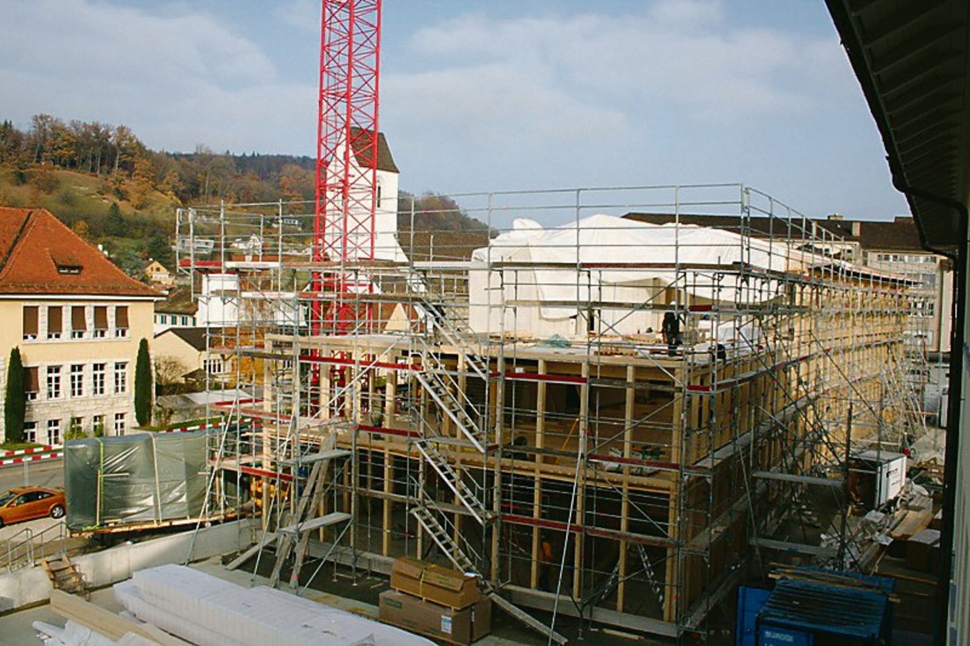 Noch immer wird viel gebaut, auch mit Holz. Deshalb sei die Lage auf dem Holzmarkt noch «relativ gut», schreibt die HMK.(Bild H. Rüssli)