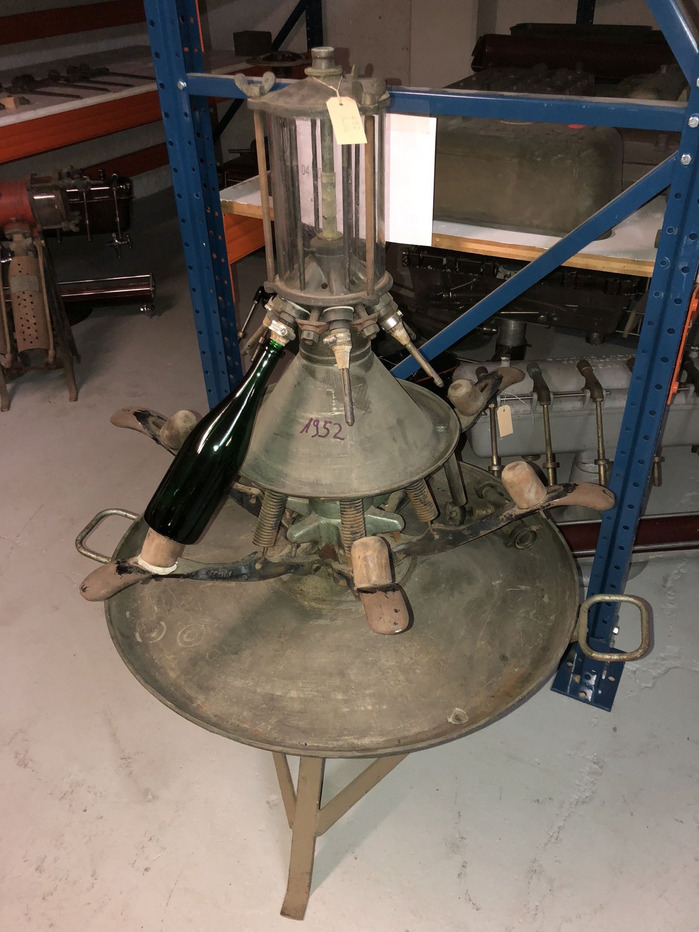 Das Museum beherbergt auch Objekte wie einen alten Flaschenfüller... (Bilder Roland Baldinger)