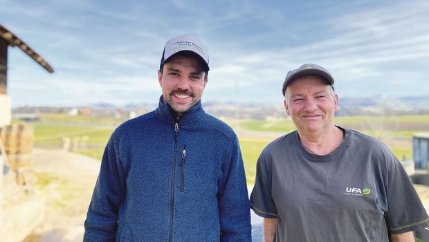 Tobias Schneuwly und sein Vater Heinrich verstehen sich gut, auch wenn der junge Teil der Generationengemeinschaft nun beschlossen hat, das Melken definitiv aufzugeben. 