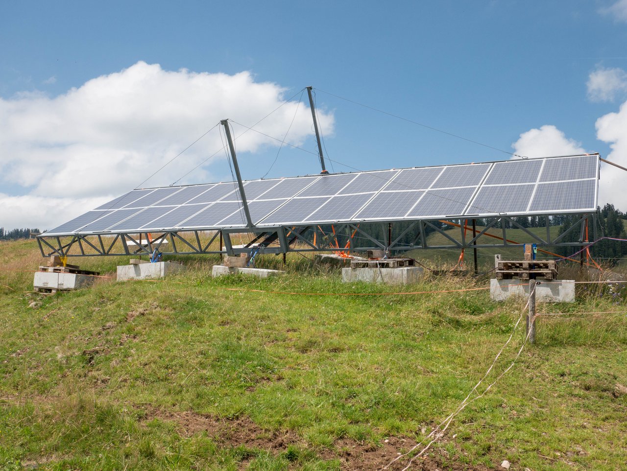 Diese Solaranlage auf der Alp Honegg lässt sich zusammenfalten und transportieren. (Bild David Eppenberger)