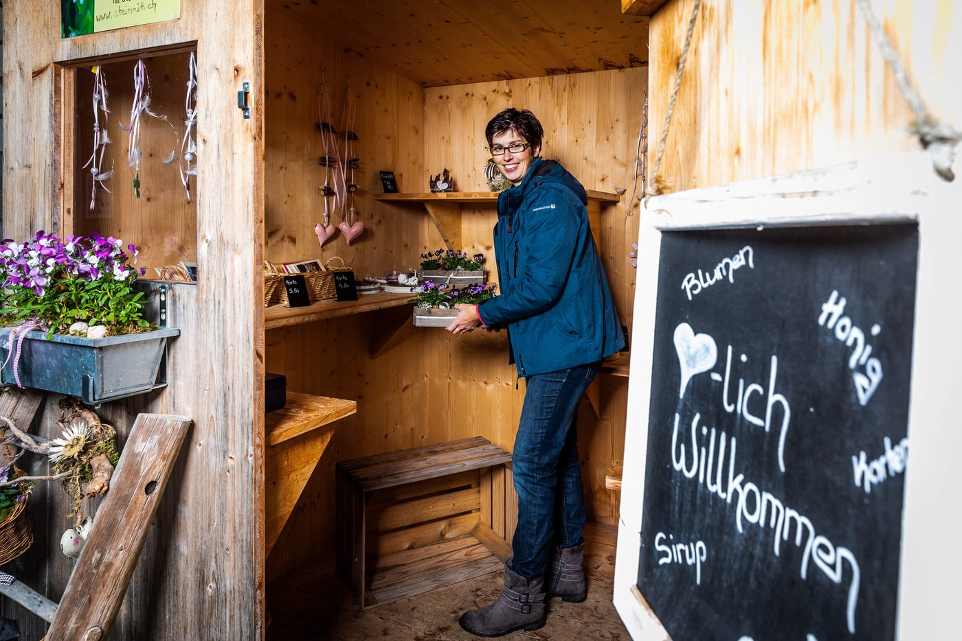 Landfrauenküche 2019 - Manuela Achermann Foto-Shooting im eigenen Hofladen (Bild: SRF/Ueli Christoffel)