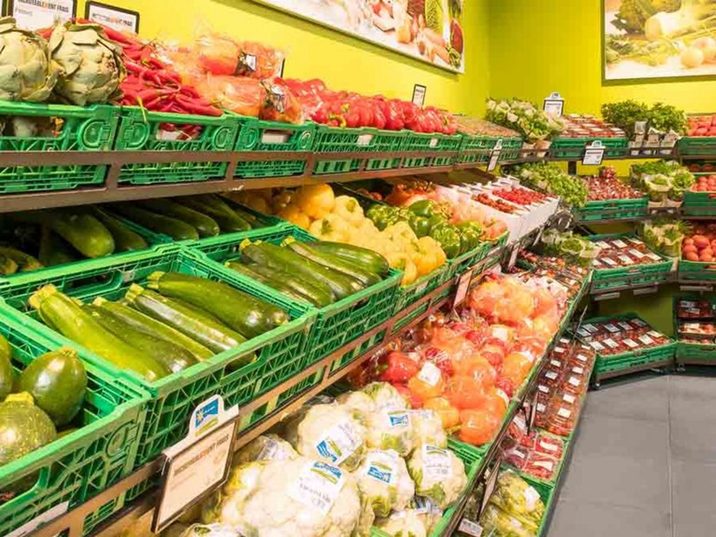 Die Gemüseabteilung in einer Filiale von Migros Basel. (Bild Migros Basel)