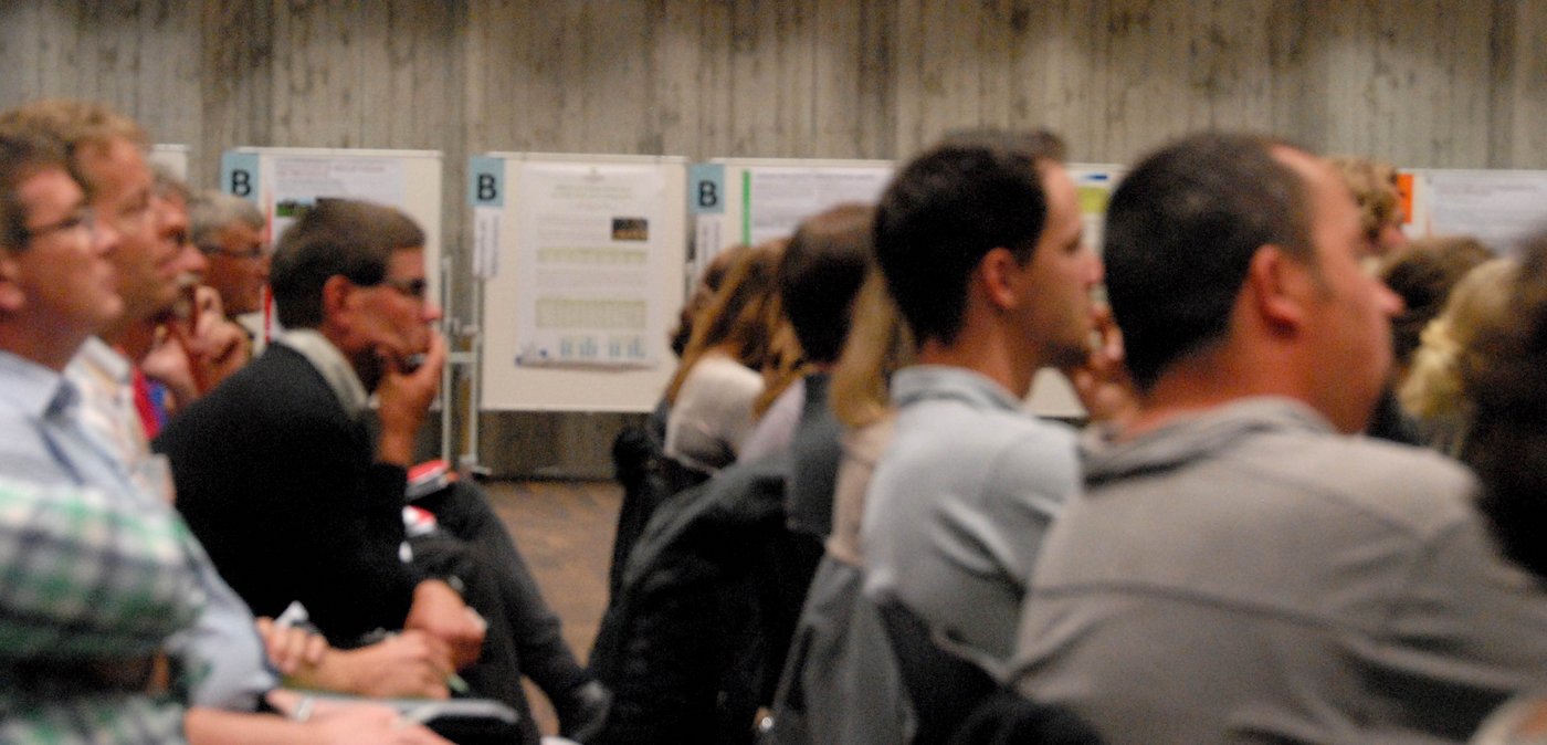 Die Tagung in Zollikofen BE wurde von 135 Gästen aus der Schweiz und der Deutschsprachigen EU besucht. Themen waren unter anderem Ökobilanzierung und Genetik, sowie das richtige Management. Aber auch der Erfahrungsaustausch hatte einen hohen Stellenwert. Und dabei wurde deutlich: Die Entwicklung der graslandbasierten Produktionsformen ist sehr langsam....