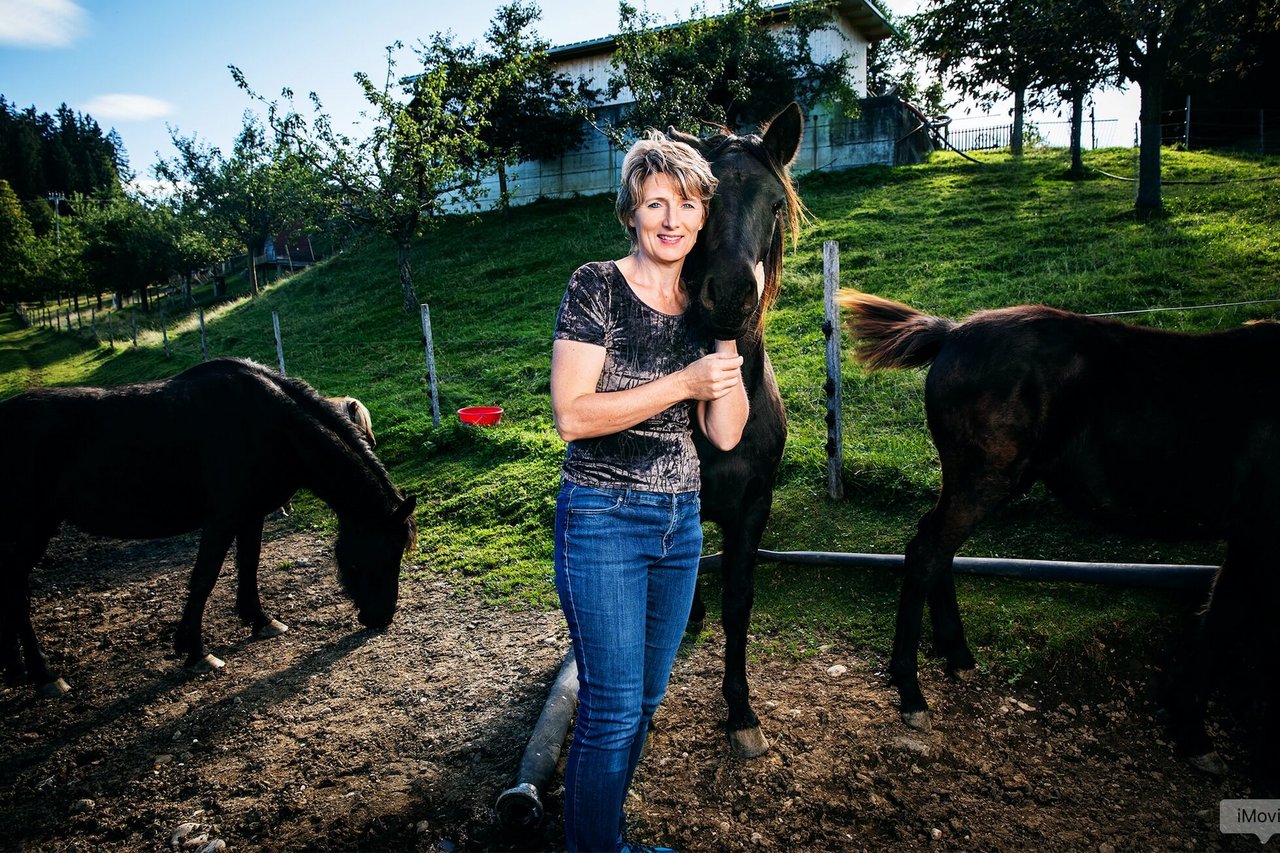 Landfrauenküche 2019 - Marlies Bärtschi Foto-Shooting mit Pferden (Bild: SRF/Ueli Christoffel)