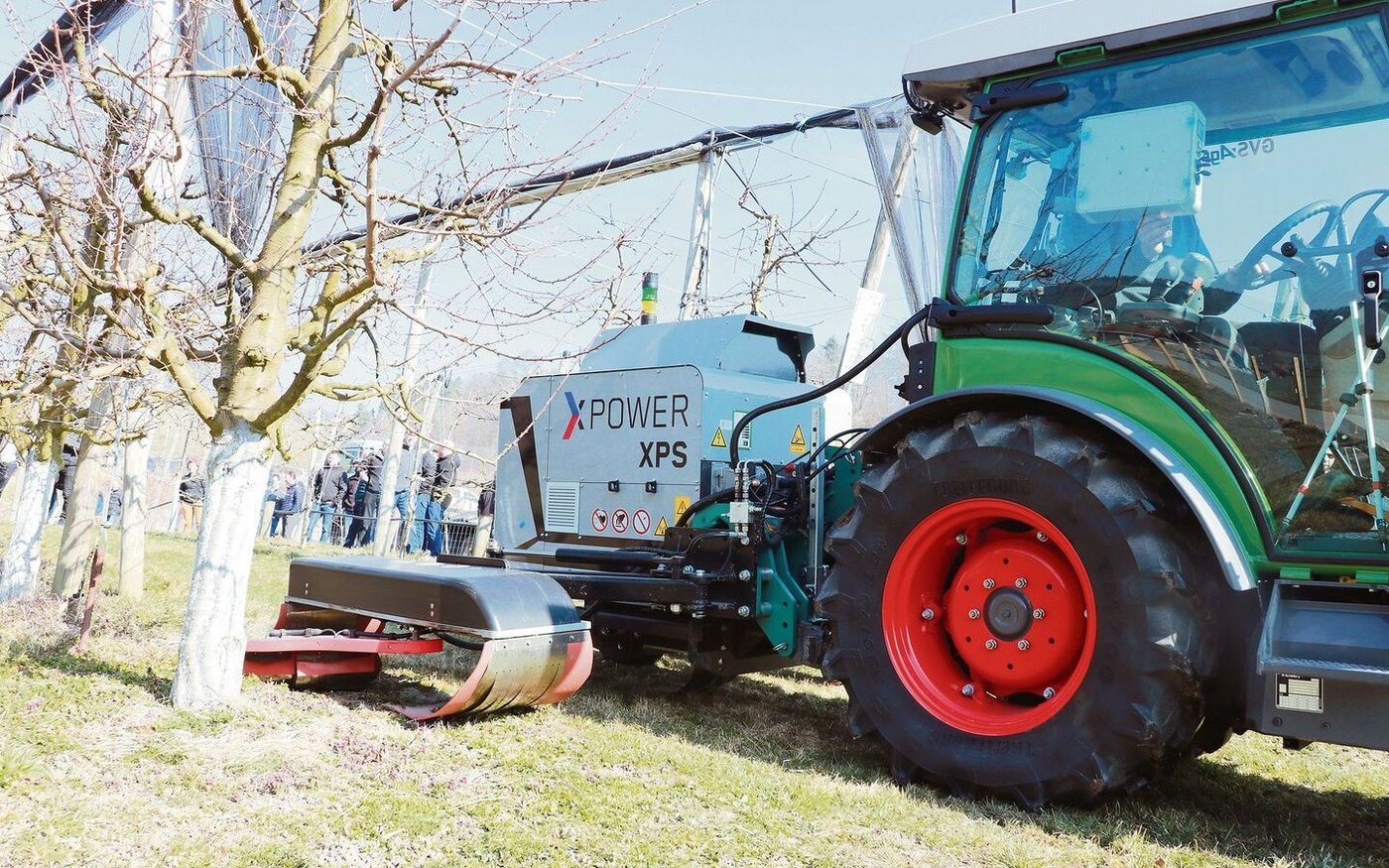Mit Strom gegen Unkraut: Via Landi Sursee ist «X-Power» als Dienstleistung diese Saison im Obst- und Weinbau erhältlich. Am LZ Liebegg wurde die Maschine vorgeführt.