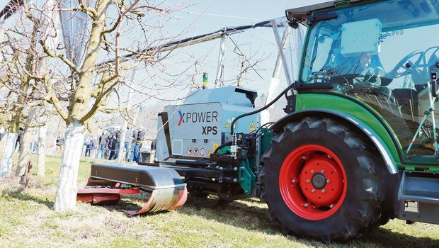 Mit Strom gegen Unkr Mit Strom gegen Unkraut: Via Landi Sursee ist «X-Power» als Dienstleistung diese Saison im Obst- und Weinbau erhältlich. Am LZ Liebegg wurde die Maschine vorgeführt.