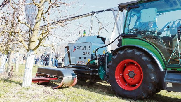 Mit Strom gegen Unkraut: Via Landi Sursee ist «X-Power» als Dienstleistung diese Saison im Obst- und Weinbau erhältlich. Am LZ Liebegg wurde die Maschine vorgeführt.