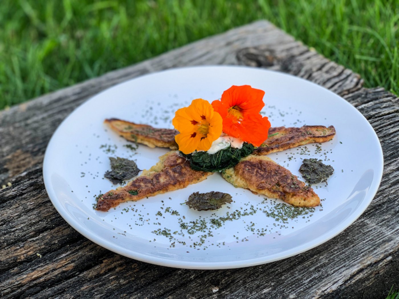 Einer von vielen kulinarischen Möglichkeiten: Brennnesselpesto, zusammen mit Brennnesselblättern im Moscht-Teig (Rezept siehe Kasten).