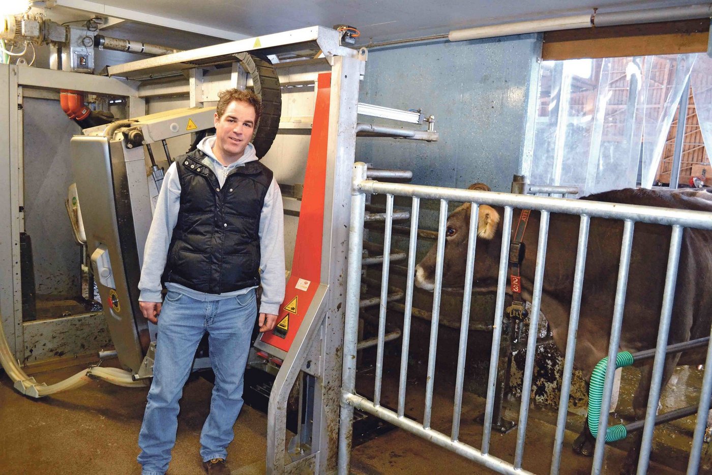 Stefan Knecht melkt jetzt seit gut einem Jahr mit einem Melkroboter. Seither hat er Ruhe mit Kriechstrom im Melkstand.  (Bild Peter Fankhauser)
