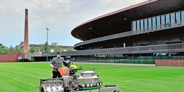 Eine Bergmaschine im Einsatz für den perfekten Rasen. Der Urner Thomas Zgraggen behandelt einen Zürcher Sportrasen gegen den Junikäfer.