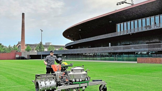 Eine Bergmaschine im Eine Bergmaschine im Einsatz für den perfekten Rasen. Der Urner Thomas Zgraggen behandelt einen Zürcher Sportrasen gegen den Junikäfer.